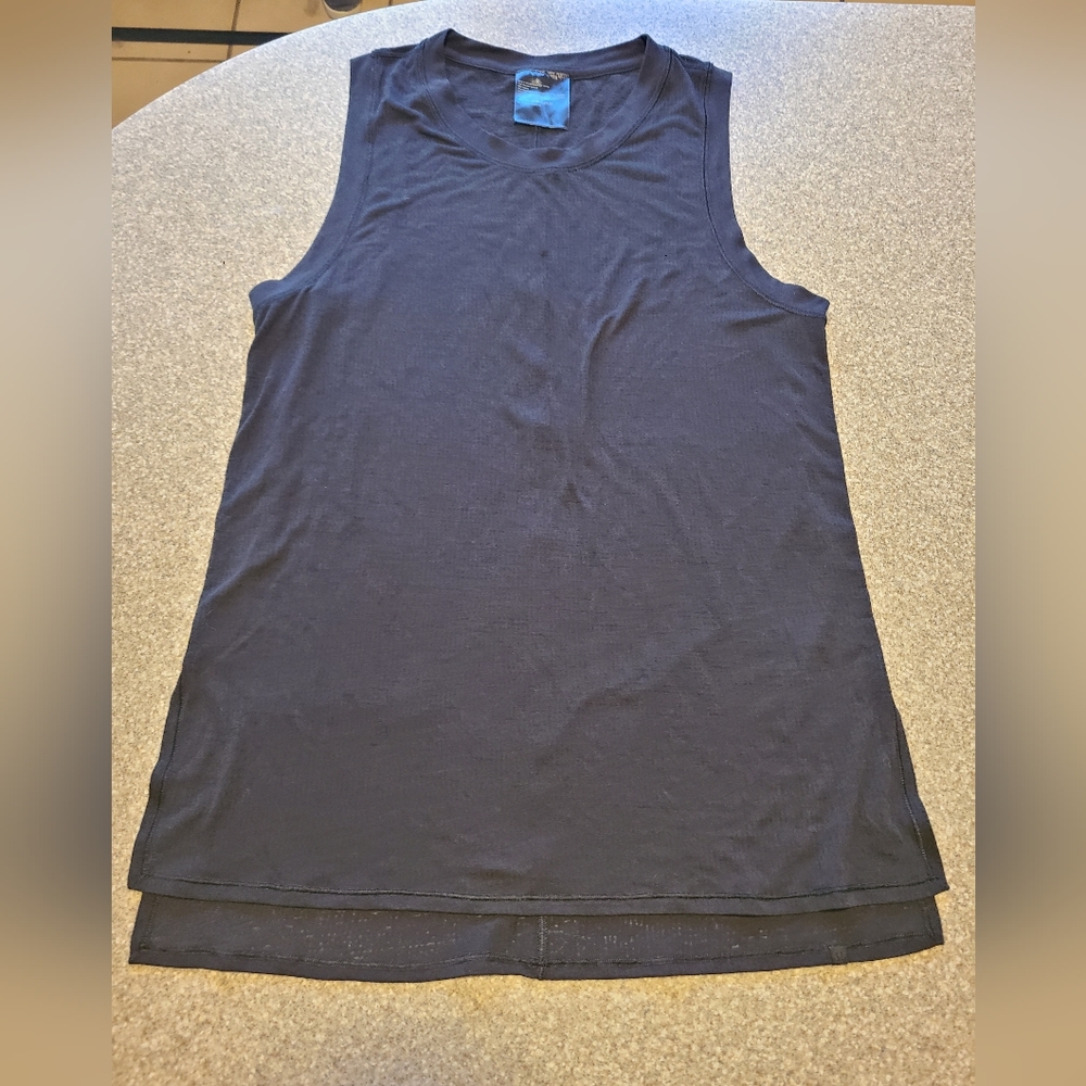 Lululemon size 6 split hem muscle tank